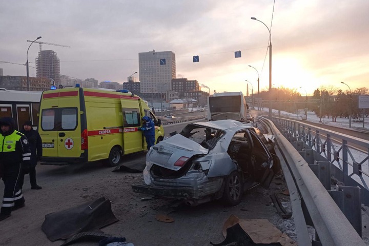 Двое погибли в аварии с автобусом в центре Новосибирска