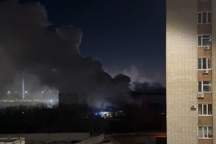 Торговый комплекс загорелся в центре Омска