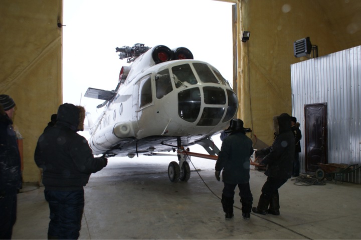 Прокуратура проверяет аварийную посадку вертолета новосибирской компании с 21 пассажиром