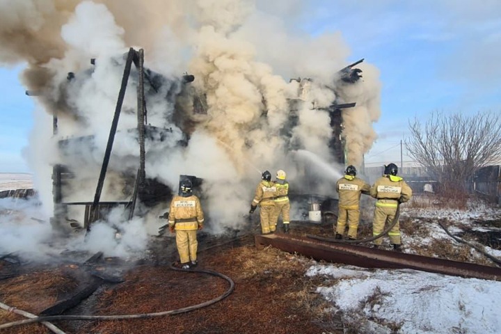 170-летний дом сгорел с хозяином в Иркутской области