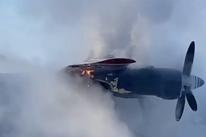 Ан-12 с дымящим двигателем сел в новосибирском аэропорту