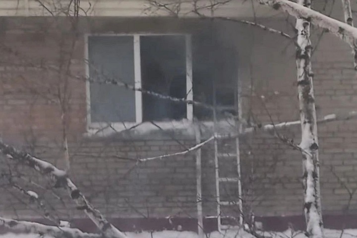 Двое маленьких детей погибли при пожаре в многоквартирном доме в Новосибирске