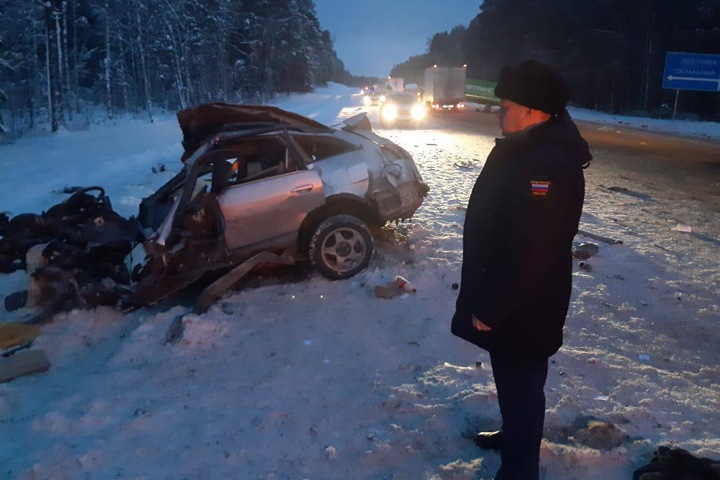 Трое погибли в аварии с грузовиком в Томской области