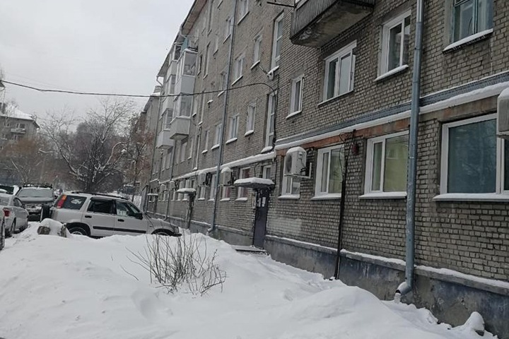 Уголовное дело завели после падения льда на ребенка с крыши в Новосибирске