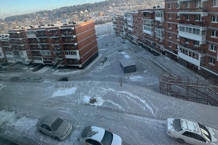 Черный снег выпал в жилых районах под Иркутском