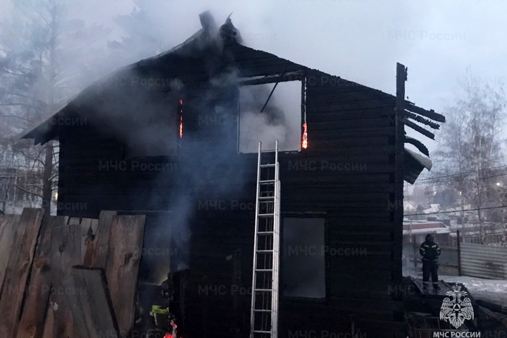 Трое детей погибли при пожаре в частном доме под Иркутском