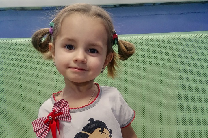 Трехлетней девочке с хрупкими костями из Новосибирска нужно дорогое лечение