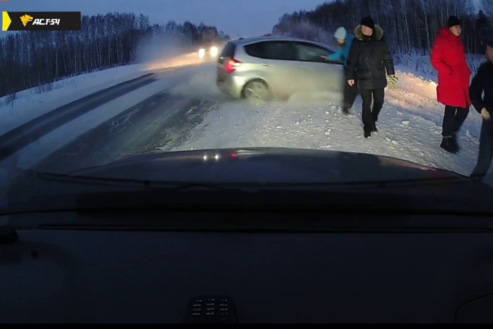 Машина сбила четырех человек на трассе под Новосибирском