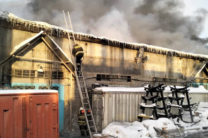Леспоперерабатывающий комплекс загорелся в Усть-Илимске