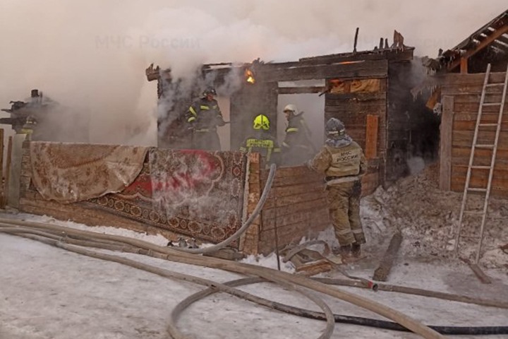 Частные дома сгорели в Новосибирске