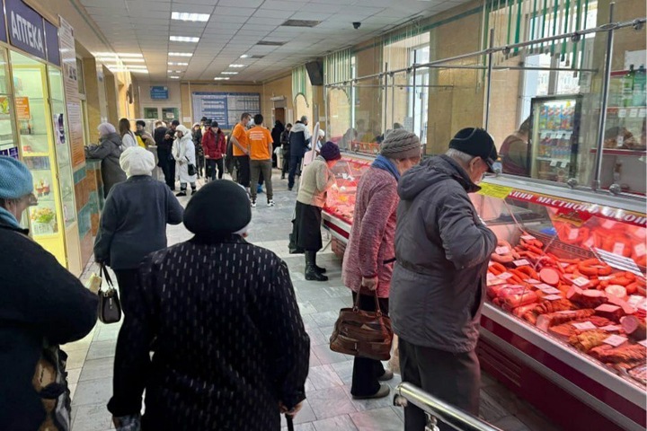 Мясом и колбасой начали торговать в кузбасской больнице