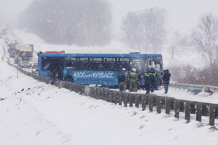Пятеро погибли в аварии с автобусом в Кемеровской области