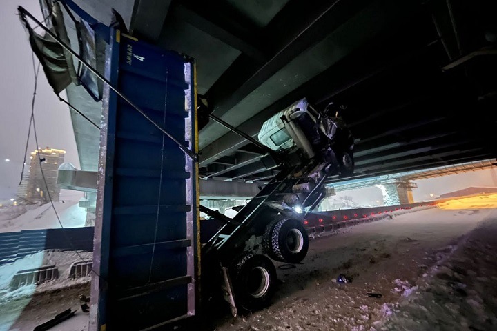 Водитель грузовика задел мост поднятым кузовом в Новосибирске и погиб