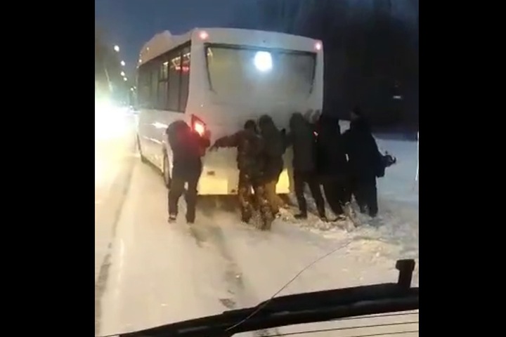Водители новосибирских автобусов готовы бастовать из-за неубранных дорог
