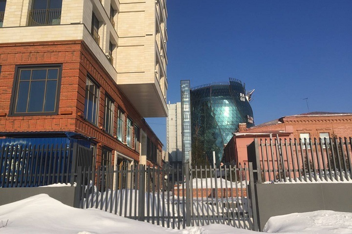Новую гостиницу в центре Новосибирска обнесли частоколом и распродают по «номерам»