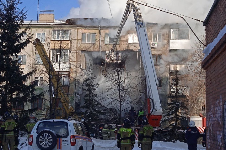Дом частично обрушился в Новосибирске из-за взрыва газа. Есть погибшие