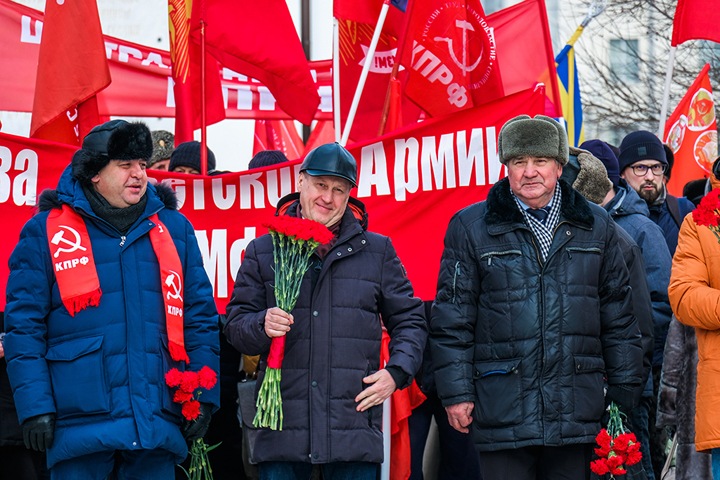 Мэр возглавил шествие коммунистов по центру Новосибирска