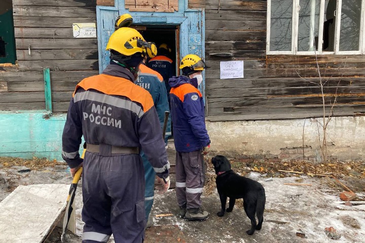 Женщина погибла при обрушении предназначенного под снос дома в Красноярске