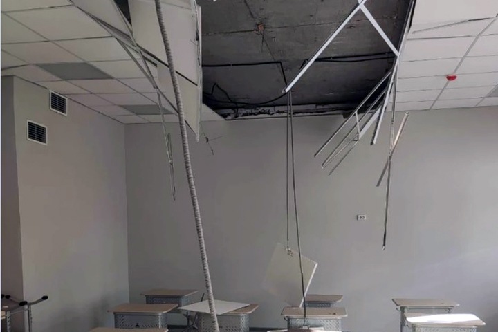 Строители школы, которую открывал министр просвещения РФ в Чите, не получили зарплату и разрушили ее потолок