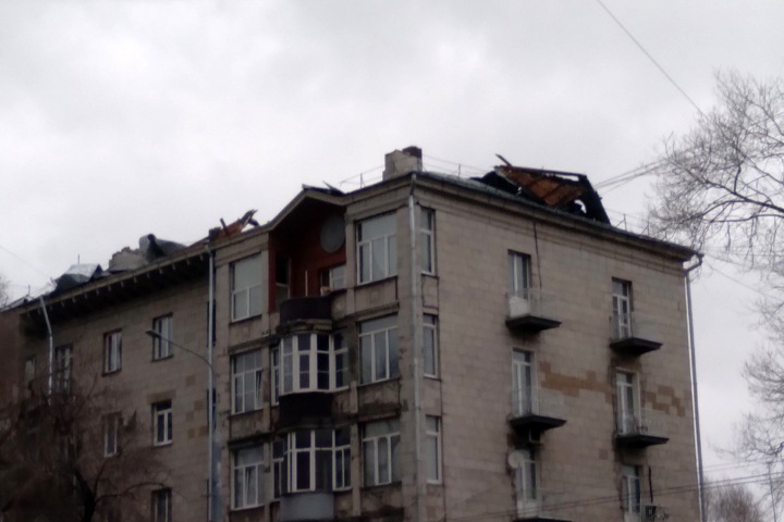 Ураганный ветер разрушил крыши домов в Кузбассе и Хакасии. Пострадала Росгвардия