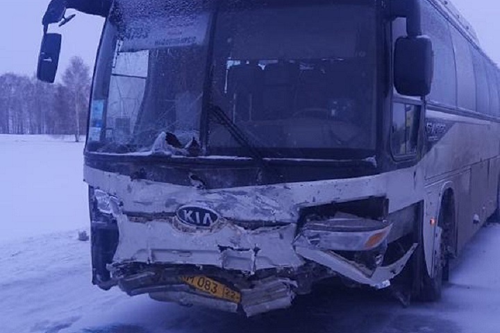 Мужчина и ребенок погибли в ДТП с автобусом в Новосибирской области