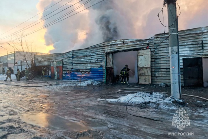 Автосервис сгорел в Красноярске