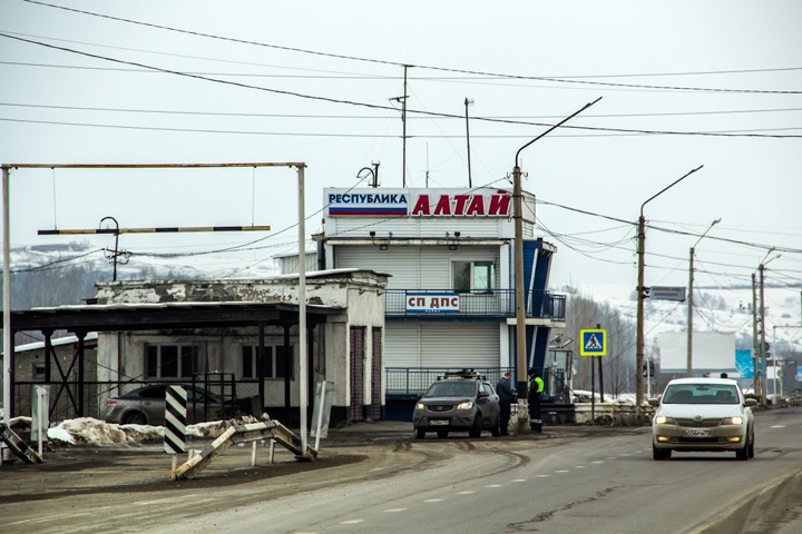 Жители Алтая пожаловались замгенпрокурора РФ на отсутствие уличного освещения, жилья, земли и лекарств