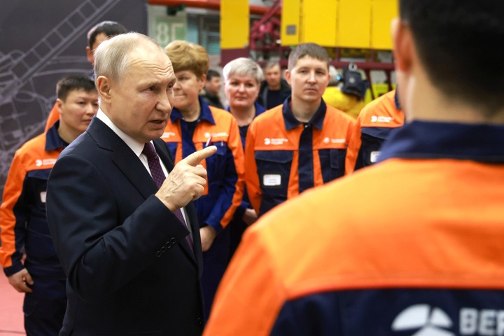 Путин — бурятским рабочим: «Мы многонациональная страна — все-таки это русский мир»
