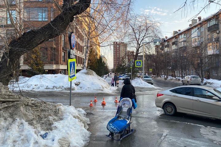 Двухлетний ребенок попал под машину на переходе в центре Новосибирска