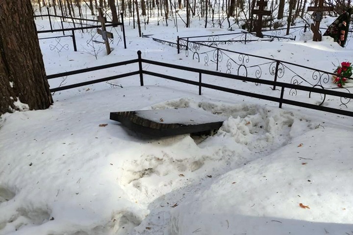 Более 20 надгробий повредили на кладбище в Лесосибирске