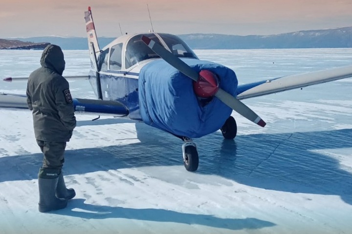 Самолет из Новосибирска незаконно посадили на льду Байкала для «обеда»