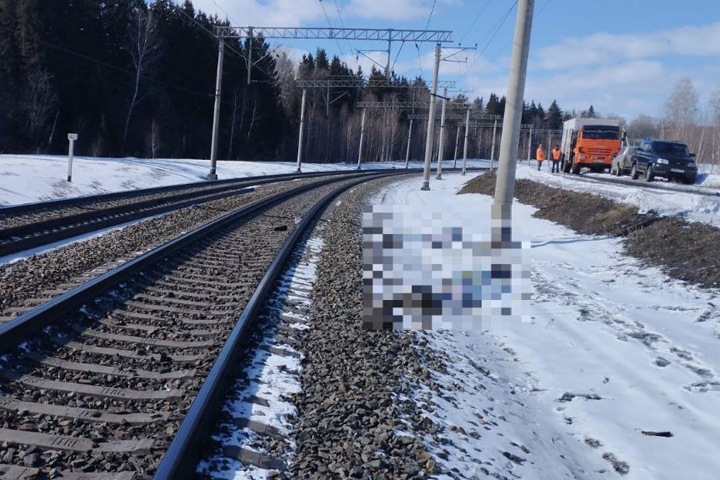 Двое рабочих погибли под поездом на путях в Кузбассе