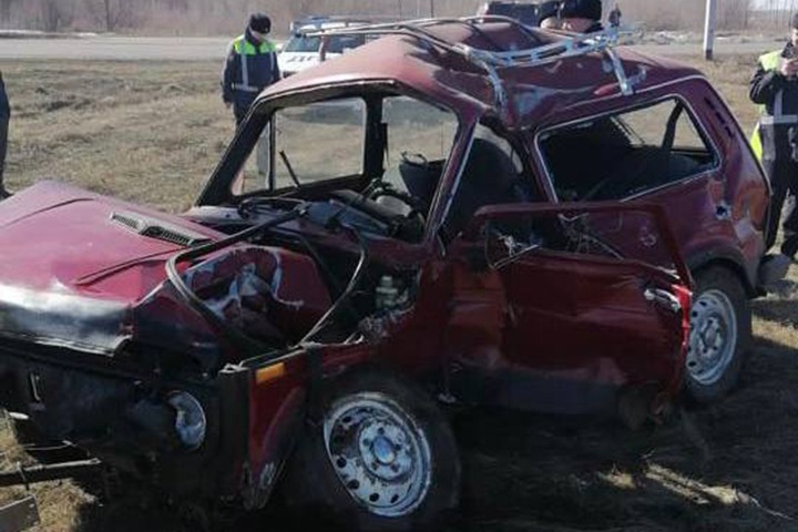 Электричка врезалась в легковую машину в Алтайском крае