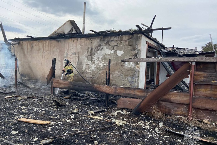 Постройки загорелись в Красноярском крае во время пала травы