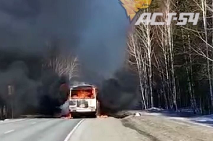 Автобус с 30 пассажирами загорелся на дороге в Новосибирской области