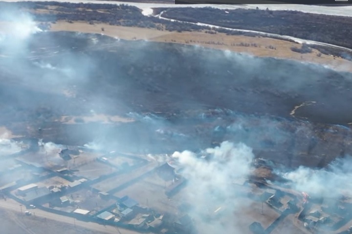 Огонь перешел на поселок после отжига сухой травы в Бурятии. Власти проверяют на халатность