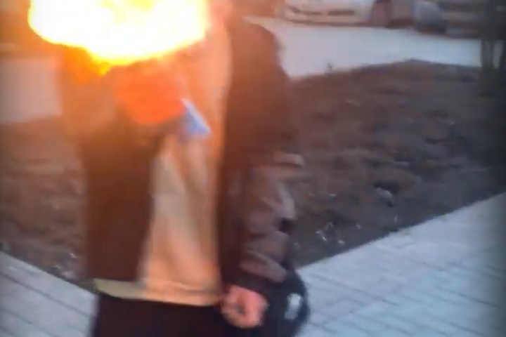 Подростки пытались поджечь девушку и ребенка под Новосибирском
