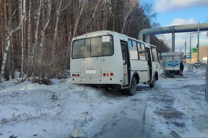 Автобус протаранил остановку в Томске и сбил женщину