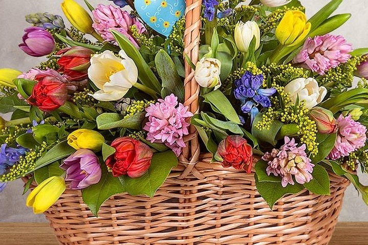 Цветы в корзине: как сделать подарок ярче и необычнее