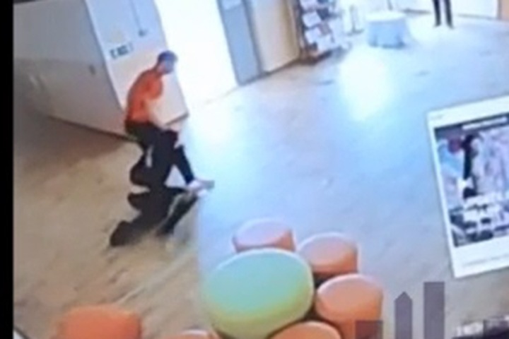 Красноярского учителя физкультуры обвинили в насилии над ребенком, который отказался протереть ботинки