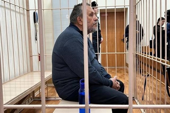 Суд оставил под домашним арестом экс-директора новосибирского «Красного факела»