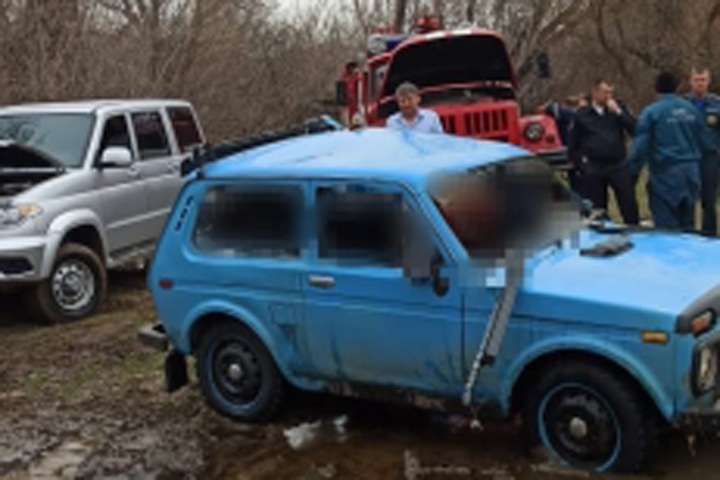 Машину с тремя трупами нашли в реке в Алтайском крае