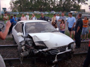 Водитель «Тойоты» разбил машину о трамвайные пути