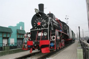 На перроне омского железнодорожного вокзала установлен памятник паровозу серии Эр