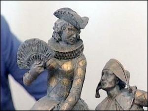 В Красноярске появилась скульптура влюбленным артистам Арлекину и Коломбине