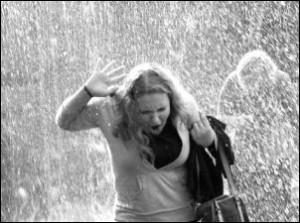 Выпившая девушка разрушила фонтан, пытаясь сфотографироваться на его фоне