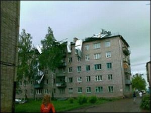 Ураганный ветер в Иркутске сорвал крыши домов