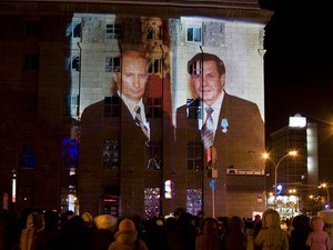 Владимира Путина и Владимира Городецкого спроецировали на мэрию Новосибирска (фото)