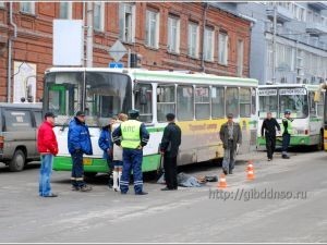 Два пассажирских автобуса столкнулись в Новосибирске: погибла женщина-пешеход