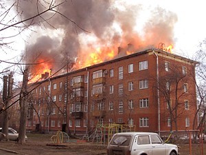 Жилой дом в новосибирском Академгородке загорелся после взрыва на крыше